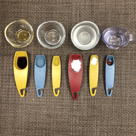 中皿1皿・1人分の麻婆春雨に使用した調味料(豆板醤・鶏ガラスープ・日本酒・砂糖・醤油・酢・サラダ油・ごま油・片栗粉・水)