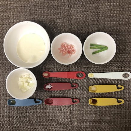 1個分の水餃子の材料(餃子の皮・豚挽き肉・ニラ・キャベツ・こしょう・醤油・砂糖・日本酒・ごま油・鶏がらスープ・おろしにんにく)