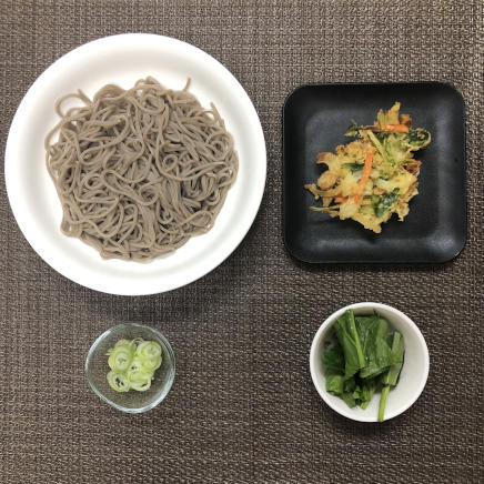 どんぶり１杯・１人前のかき揚げそばの材料（そば・かき揚げ・ネギ・ほうれん草）