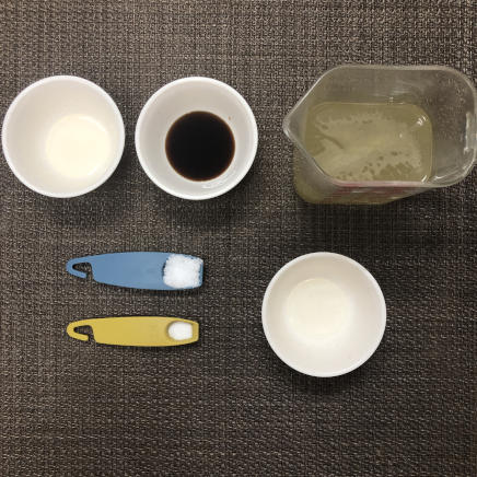 どんぶり１杯・１人前のかき揚げそばに使った調味料（かつお昆布だし・みりん・醤油・日本酒・塩・砂糖）