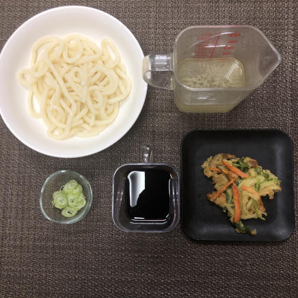 丼1杯分・1人前ののかき揚げうどんの材料(うどん・かき揚げ・ネギ・めんつゆ・かつお昆布だし)