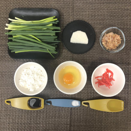 大皿1皿・1人前のねぎ焼きの材料(葉ネギ・小麦粉・長芋・塩・醤油・かつお節・紅生姜・サラダ油・卵)