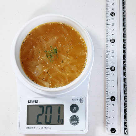 中鉢1杯分のオニオンスープ