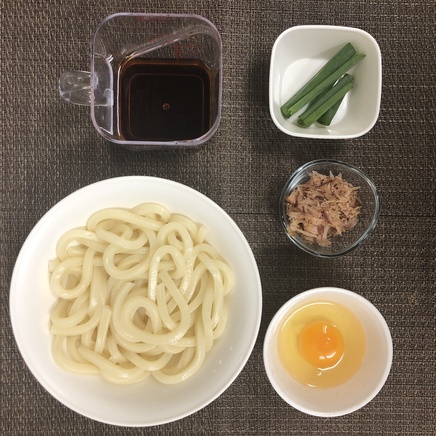 丼1杯・1人前の釜玉うどんの材料(うどん・めんつゆ・葉ネギ・かつお節・卵)