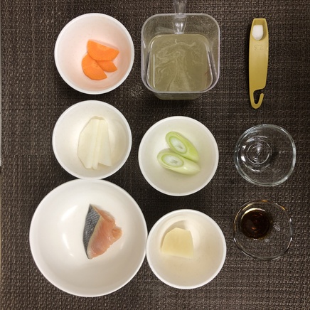 丼1杯・1人前の三平汁の材料(鮭・大根・人参・じゃがいも・ネギ・昆布だし・日本酒・塩・醤油)