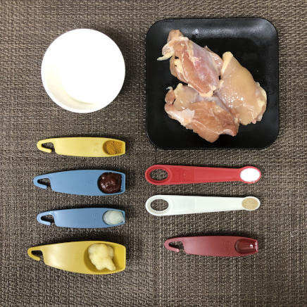 中皿1皿1人前のタンドリーチキンの材料(鶏もも肉皮無し・塩・こしょう・ヨーグルト・おろしにんにく・おろし生姜・ケチャップ・カレー粉・サラダ油)