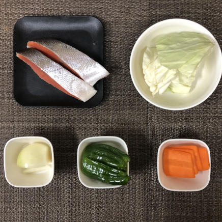 大皿1皿・1人前の鮭のちゃんちゃん焼きの材料(鮭・キャベツ・ピーマン・玉ねぎ・人参)