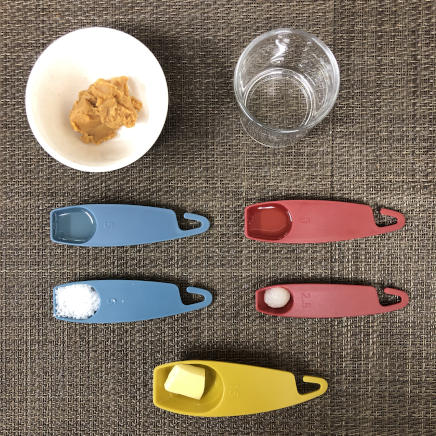 大皿1皿・1人前の鮭のちゃんちゃん焼きの調味料(バター・サラダ油・味噌・砂糖・日本酒・みりん・おろしにんにく)