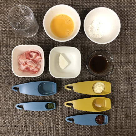 大皿1皿・1人前のとんぺい焼きの材料(豚肉・小麦粉・長芋・水・サラダ油・ケチャップ・中濃ソース・はちみつ・マヨネーズ・青海苔・卵)