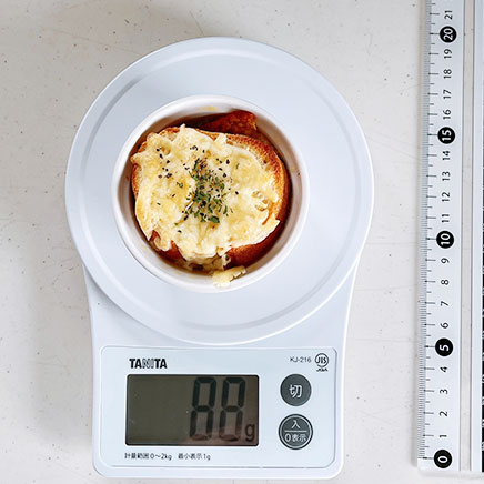 ココット皿1皿分のオニオングラタンスープ