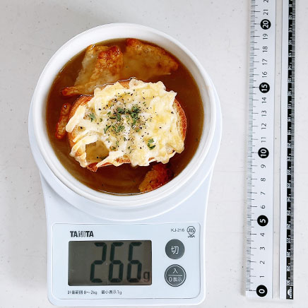 中鉢1杯分のオニオングラタンスープ