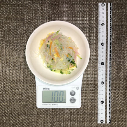 小鉢に盛りつけた100gの春雨サラダ