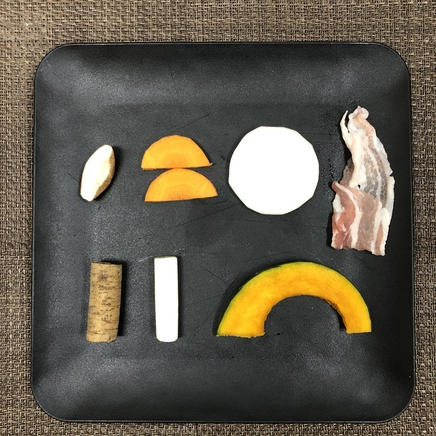 茶碗1杯分のすいとんに使った材料(豚肉・大根・にんじん・ごぼう・かぼちゃ・ねぎ・しいたけ)