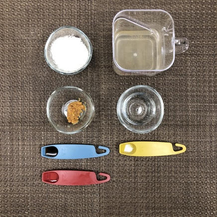 茶碗1杯分のすいとんに使った調味料(小麦粉・水・塩・かつお昆布だし・味噌・醤油・みりん)