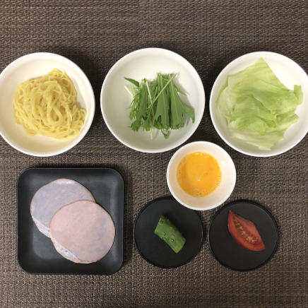 大皿1皿分・1人前のラーメンサラダの材料(中華麺・レタス・水菜・トマト・きゅうり・卵・ロースハム)