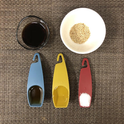 大皿1皿分・1人前のラーメンサラダの材料・調味料(醤油・ごま油・酢・砂糖・ごま)