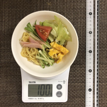 100g分のラーメンサラダ
