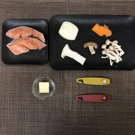 中皿1皿・1人前の鮭のホイル焼きの材料(鮭・玉ねぎ・人参・しめじ・エリンギ・しいたけ・塩・こしょう・バター)