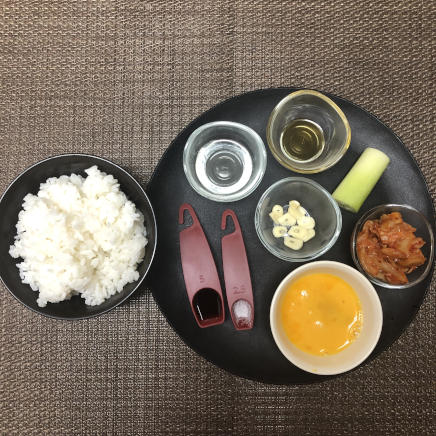 1人前のキムチチャーハンに使用したご飯・キムチ・にんにく・醤油・塩・ごま油・タマゴ・ねぎ・サラダ油