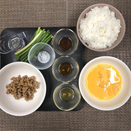 1人前の納豆チャーハンに使用した材料(ご飯・納豆・ねぎ・塩・醤油・サラダ油・卵・めんつゆ・ごま油)