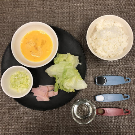 1人前のレタスチャーハンに使用したご飯・レタス・ねぎ・ロースハム・塩・こしょう・醤油・サラダ油・卵
