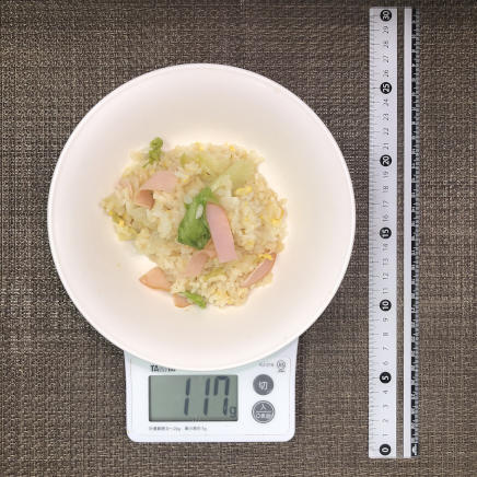 大皿に盛られたハーフサイズ117gのレタスチャーハン