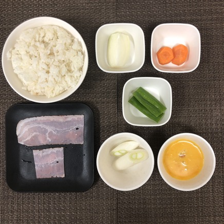 大皿1皿・1人前のカレーチャーハンの材料(ご飯・玉ねぎ・人参・ピーマン・ベーコン・卵・ネギ)