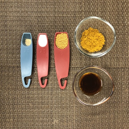 大皿1皿・1人前のカレーチャーハンの調味料(カレー粉・コンソメ・醤油・塩・こしょう)