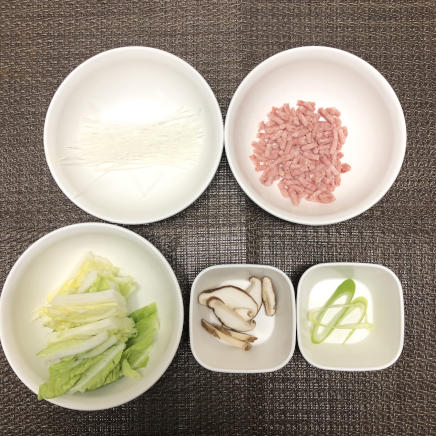 お椀1杯・1人前の春雨スープに使用した材料(春雨・豚挽き肉・しいたけ・白菜・ねぎ)