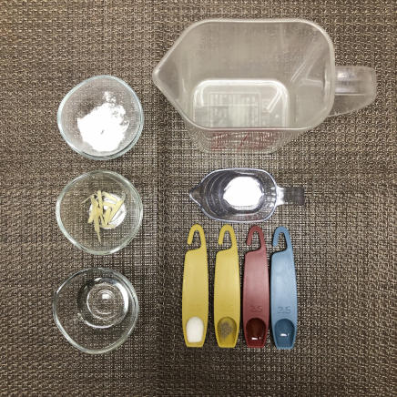 お椀1杯・1人前の春雨スープに使用した材料(水・鶏ガラスープ・しょうが・日本酒・塩・こしょう・片栗粉・ごま油・サラダ油)