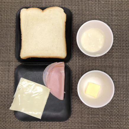 2人前のクロックムッシュに使用した6枚切りの食パン・ロースハム・バター・スライスチーズ・ホワイトソース