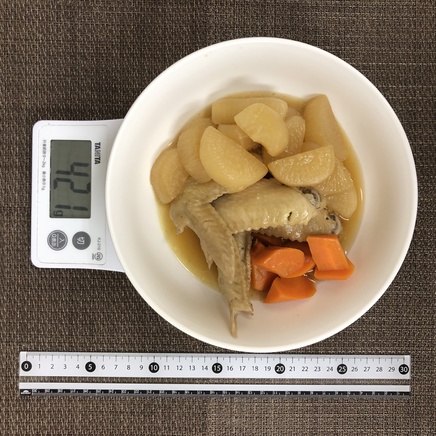 大皿1皿・1人前の大根と鶏肉の煮物