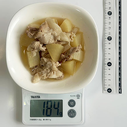 小皿の大根と豚肉の煮物