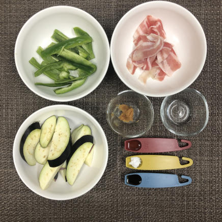 1人前のなすとピーマンの味噌炒めに使用した材料(なす・ピーマン・豚肉・赤味噌・日本酒・砂糖・醤油・ごま油)