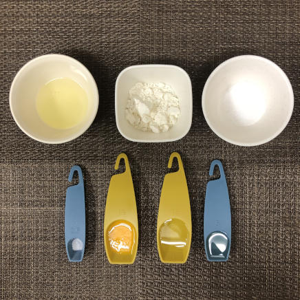 1/4切れ分のシフォンケーキの材料(小麦粉・グラニュー糖・卵黄・卵白・水・塩・サラダ油)