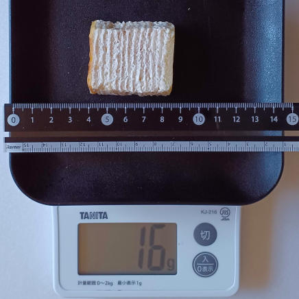 ひと口分ほどのミルクレープ16g(断面)