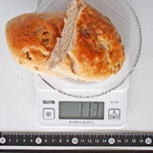 パン屋さんのクルミパンを切ったもの