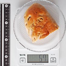 パン屋さんのクルミパン半分