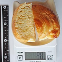 日糧カスターデニッシュを切ったもの