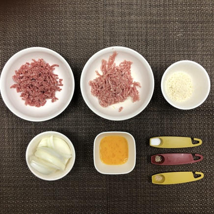 大皿1皿分の煮込みハンバーグに使った材料(牛ひき肉・豚挽き肉・パン粉・玉ねぎ・卵・こしょう・ナツメグ・塩)