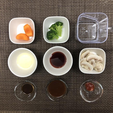 大皿1皿分の煮込みハンバーグに使った材料(にんじん・ブロッコリー・水・サラダ油・赤ワイン・マッシュルーム・ケチャップ・中濃ソース・デミグラスソース)