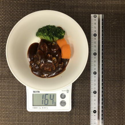 ハーフサイズの煮込みハンバーグ