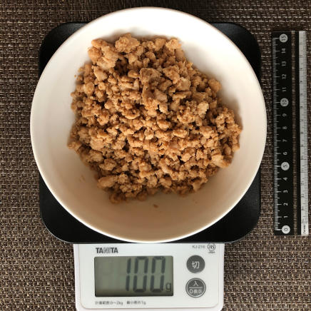 中皿１杯の鶏そぼろ 100g