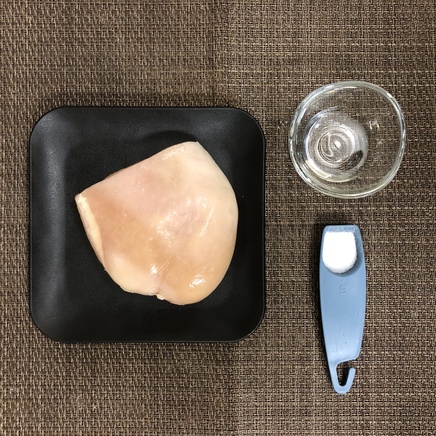 中皿1皿・1人前の蒸し鶏の材料（鶏肉・塩・日本酒）