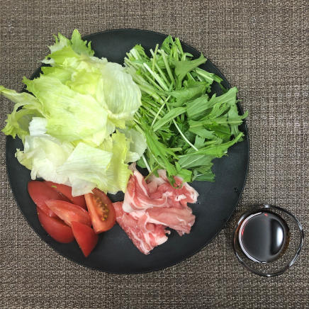 冷しゃぶサラダ一皿に使用した豚ロース・レタス・水菜・トマト・ポン酢