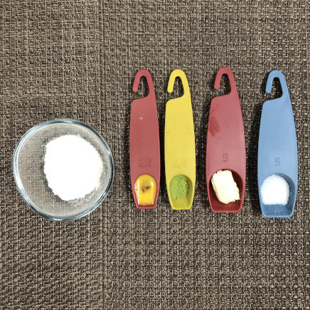 1枚分の抹茶クッキーに使用した材料(小麦粉・抹茶・グラニュー糖・無塩バター・卵)