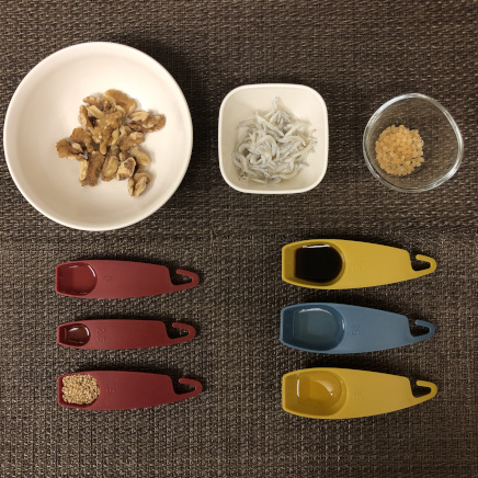 ちりめんくるみの材料(くるみ・しらす・みりん・醤油・日本酒・中ざら糖・はちみつ・ごま油・ごま)