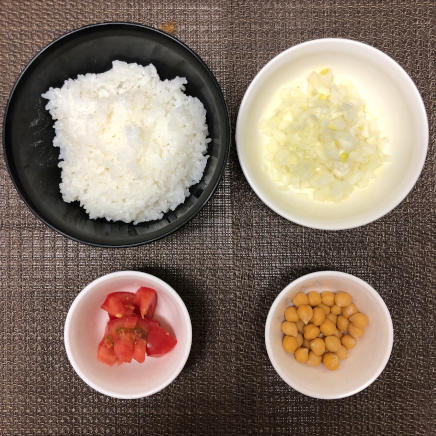一人前の豆カレーに使用した具材（ご飯・ひよこ豆・玉ねぎ・トマト）