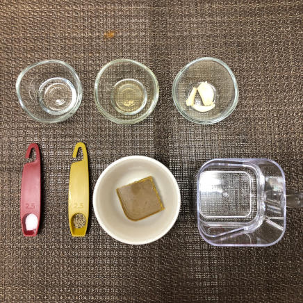 一人前の豆カレーに使用した調味料（水・レモン（果汁）・にんにく・サラダ油・カレールー・塩・胡椒）