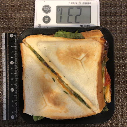 8枚切りの食パン2枚を使ったホットサンド 231g